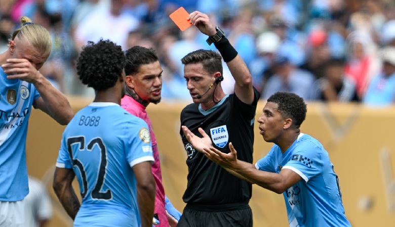 Học trò bị phạt nặng, Pep chỉ trích thẳng mặt trưởng ban trọng tài FIFA - Ảnh 1