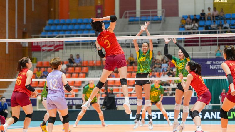 Tuyển bóng chuyền nữ Việt Nam 'vùi dập' Australia ngày mở màn VTV Cup 2025 - Ảnh 1