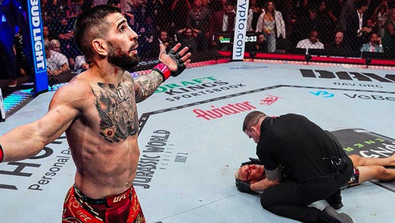 Ilia Topuria thắng knock-out Charles Oliveira, giành đai UFC Lightweight - Ảnh 1
