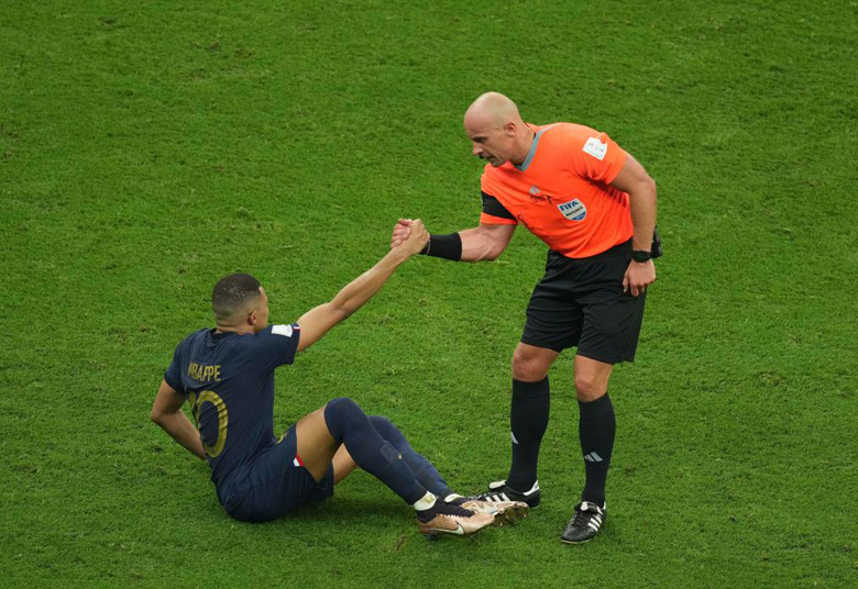 FIFA cử trọng tài bắt chung kết World Cup cầm còi đại chiến Real Madrid vs PSG - Ảnh 1