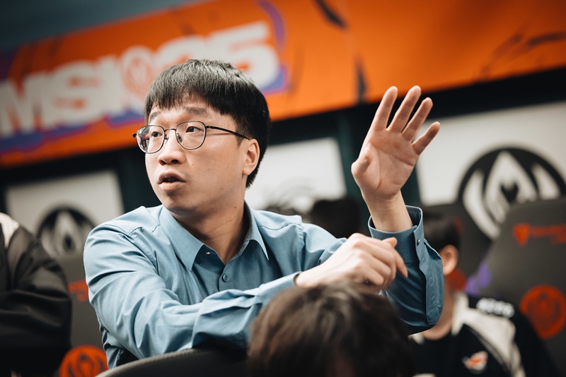 Huấn luyện viên Anyone's Legend tiết lộ nhiều bí mật cấm chọn - Ảnh 1