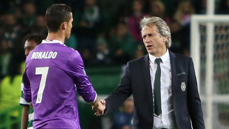 HLV mới đề nghị Al Nassr điều khoản lạ: Cho Ronaldo được nghỉ 25% số trận - Ảnh 2