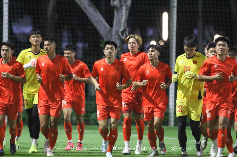 Vừa đặt chân đến Indonesia, U23 Việt Nam đã đối mặt với sóng gió đầu tiên - Ảnh 1