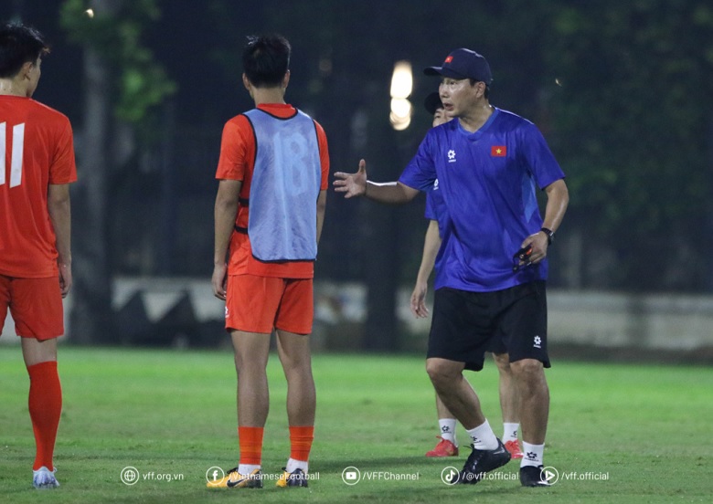 Vừa đặt chân đến Indonesia, U23 Việt Nam đã đối mặt với sóng gió đầu tiên - Ảnh 2