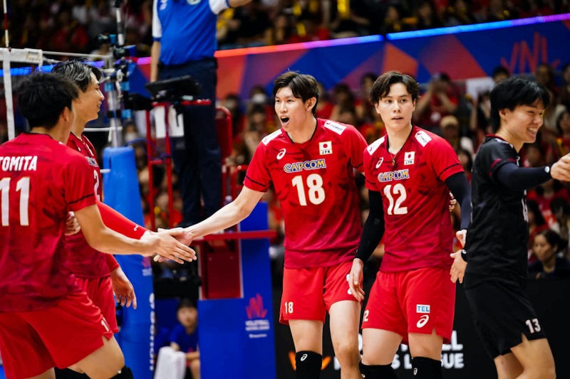 Tuyển bóng chuyền nam Nhật Bản 'huỷ diệt' Mỹ để vào tứ kết Volleyball Nations League 2025 - Ảnh 1