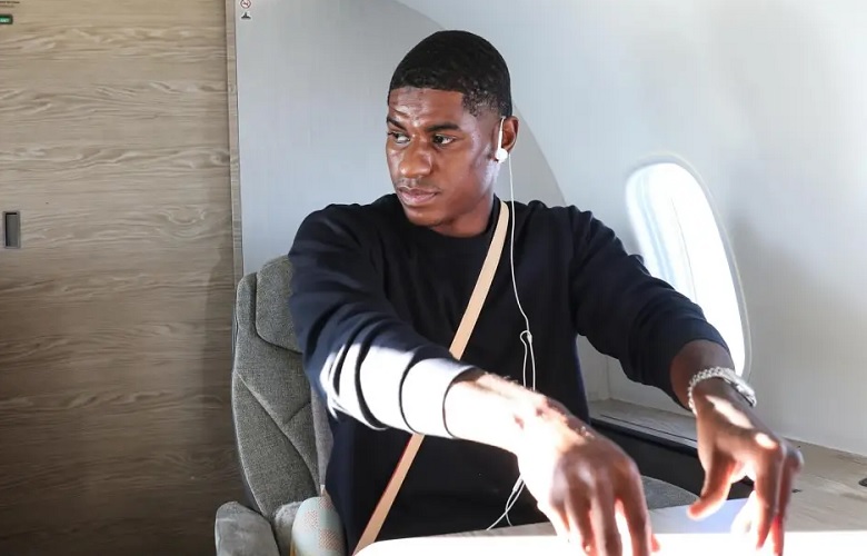 Rashford khốn khổ vì ‘fan Man City’ chiếm sân bay, hành trình kiểm tra y tế tại Barca bị gián đoạn - Ảnh 1