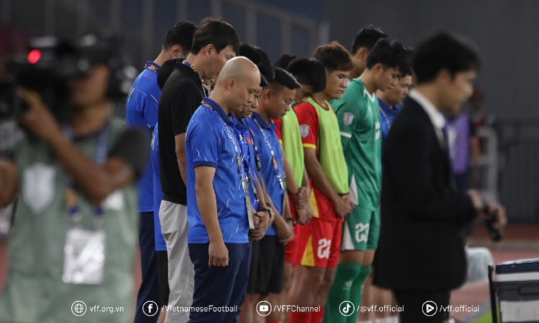 U23 Việt Nam tưởng niệm các nạn nhân vụ lật tàu ở Quảng Ninh - Ảnh 2