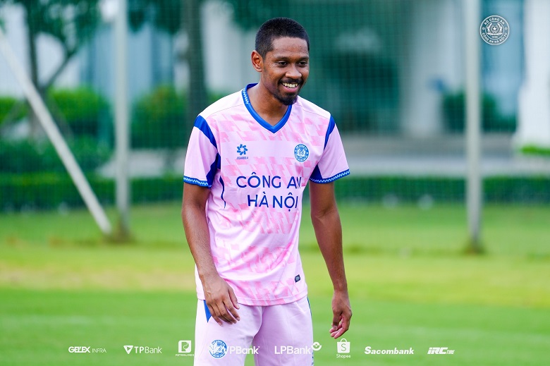 Sao trẻ Burnley được CAHN ký hợp đồng, chính thức được ra sân ở V.League - Ảnh 2