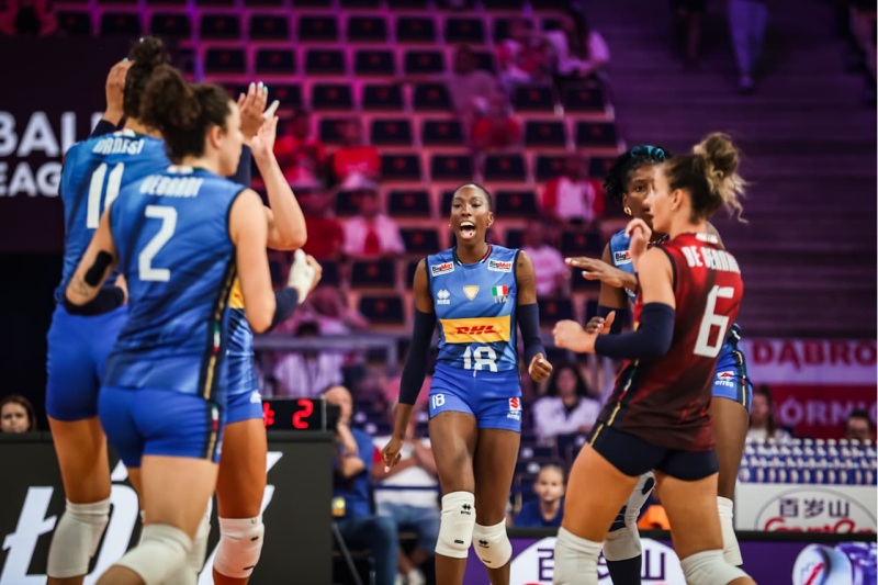 'Quái vật bóng chuyền' giúp đội nhà giành tấm vé đầu tiên vào bán kết Volleyball Nations League 2025 - Ảnh 1