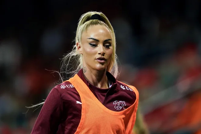 Tân binh Serie A được ca ngợi là 'cầu thủ nữ đẹp nhất' thế giới bóng đá - Ảnh 2
