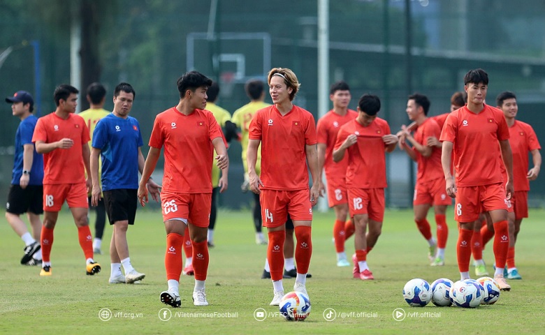 Victor Lê: Tôi đang tích cực học tiếng Việt để kết nối tốt hơn với đồng đội và BHL - Ảnh 1