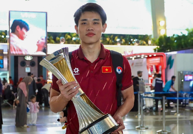 U23 Việt Nam rời Indonesia, mang cúp vàng trở về Tổ quốc - Ảnh 2