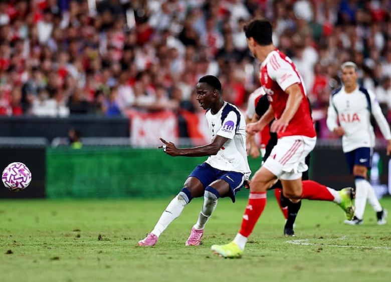 ‘Bom tấn’ Gyokeres im tiếng, Arsenal nhận trái đắng đầu tiên trong hè 2025 - Ảnh 1