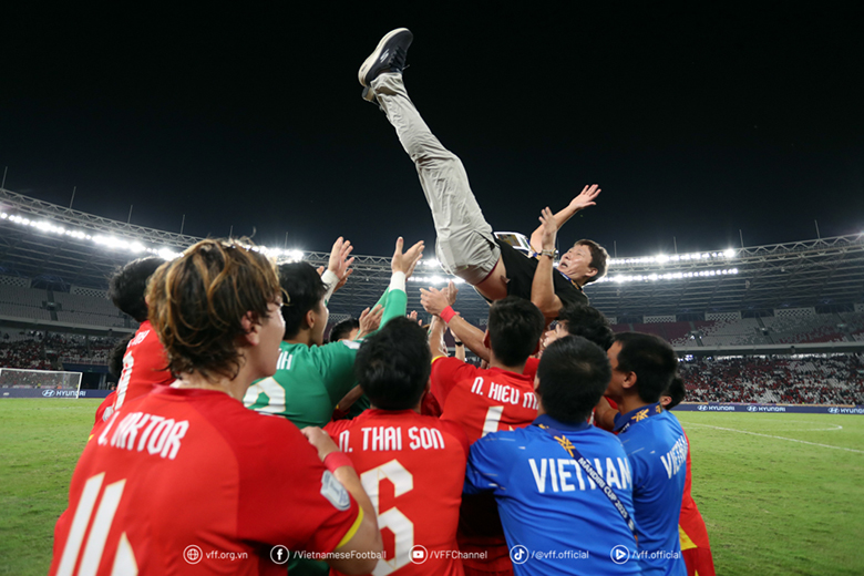 HLV Kim Sang Sik: Lưng tôi vẫn đau vì ngã khi ăn mừng vô địch U23 Đông Nam Á 2025 - Ảnh 1