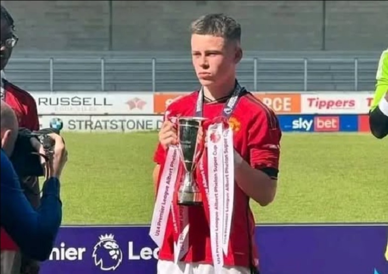 Con trai Rooney gây sốt, mới 15 tuổi đã chơi cho U19 MU - Ảnh 1