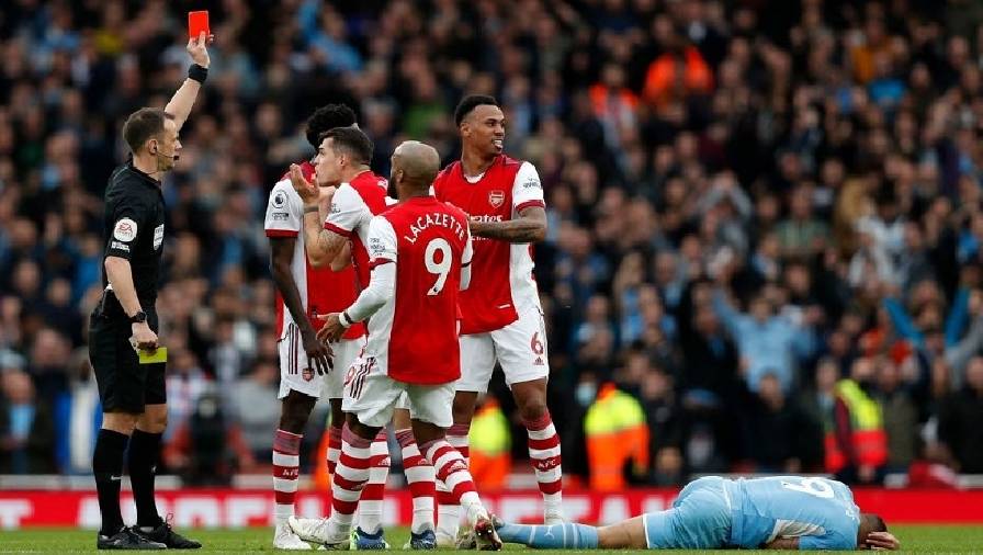 Gabriel nhận 2 thẻ vàng trong 2 phút trước Man City, Arsenal… đi vào lịch sử