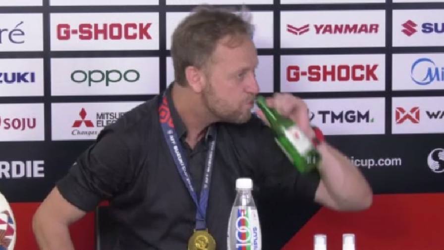 HLV Thái Lan uống rượu mừng vô địch AFF Cup ngay trong phòng họp báo