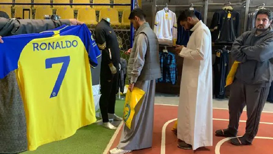 CĐV Saudi Arabia xếp hàng mua áo Ronaldo sau thương vụ 500 triệu euro