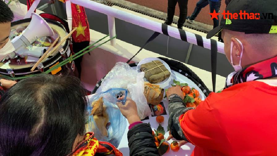CĐV Việt Nam bày mâm cỗ cúng mồng 1 Tết trước trận gặp Trung Quốc