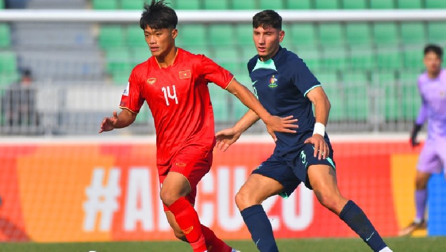 Quốc Việt thoát chấn thương nặng dù phải nằm cáng rời sân ở trận gặp U20 Australia