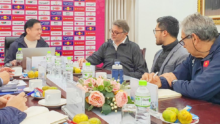 HLV Troussier họp với VFF trước loạt trận cam go của ĐTQG và U23 Việt Nam