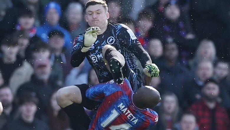 Tiền đạo Crystal Palace nằm bất tỉnh sau khi ăn trọn cú đá vào mặt ở FA Cup