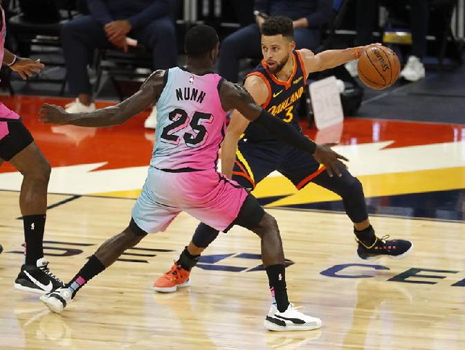 Nhận định bóng rổ NBA: Miami Heat vs Golden State Warriors - Chảo lửa Heat chờ bếp trưởng Curry (8h00 ngày 02/04)