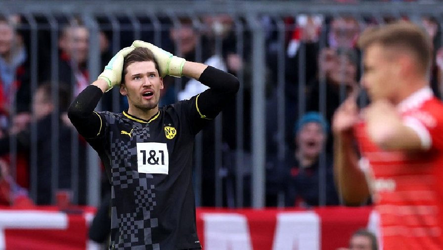 Thủ môn Dortmund 'tấu hài' khó tin, biếu không bàn thắng cho Bayern Munich