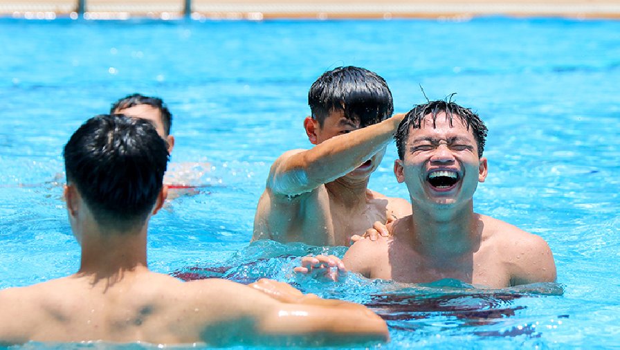 U22 Việt Nam thư giãn ở bể bơi sau trận thắng Lào