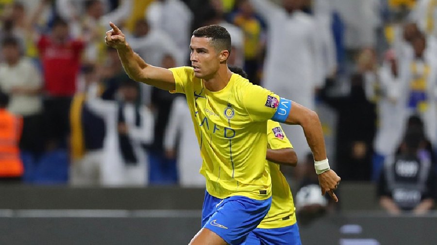 Ronaldo phá kỷ lục ghi bàn bằng đầu, Al Nassr tìm lại chiến thắng