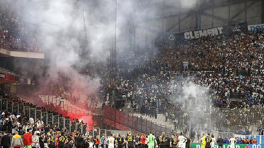 CĐV bạo loạn pháo sáng, trận Marseille vs Galatasaray hoãn 9 phút