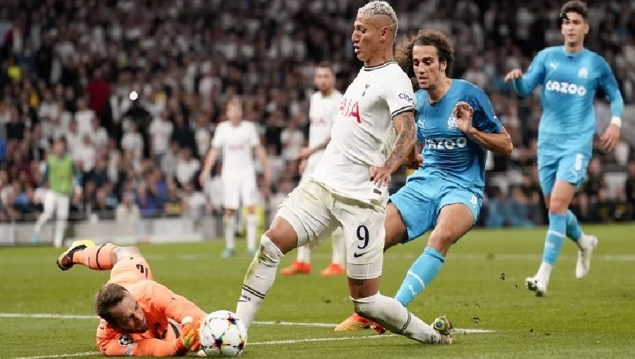 CĐV Marseille chơi chiêu, quấy nhiễu cầu thủ Tottenham trong đêm trước đại chiến ở Cúp C1