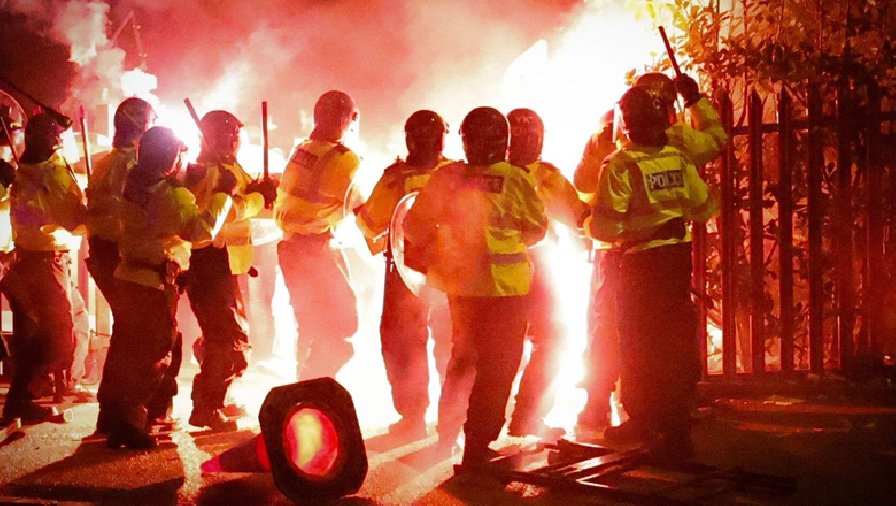 46 người bị bắt giữ, 4 cảnh sát bị thương trong vụ bạo loạn kinh hoàng bên ngoài sân Aston Villa