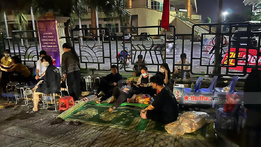 Người dân Phú Thọ mang chăn chiếu, trực đêm mua vé xem U23 Việt Nam thi đấu ở SEA Games 31
