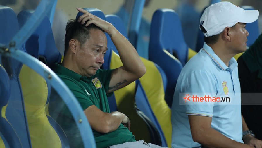 CLB Nam Định bị CĐV chỉ trích gay gắt sau trận thua CLB CAHN, HLV Vũ Hồng Việt phản ứng ra sao?