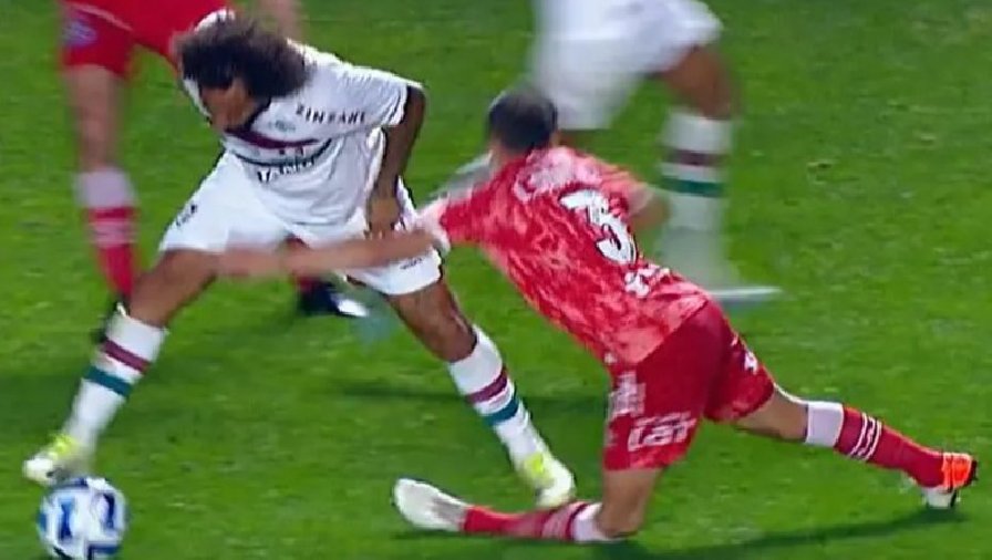 Rợn người với pha vào bóng khiến đối thủ gãy chân của Marcelo