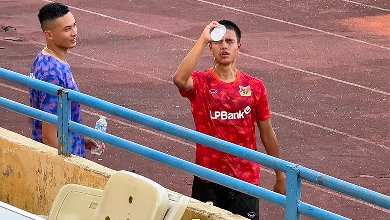 Sao Việt kiều đắt giá 'sốc nhiệt', phải rời sân sớm ở trận giao hữu với Hà Nội FC