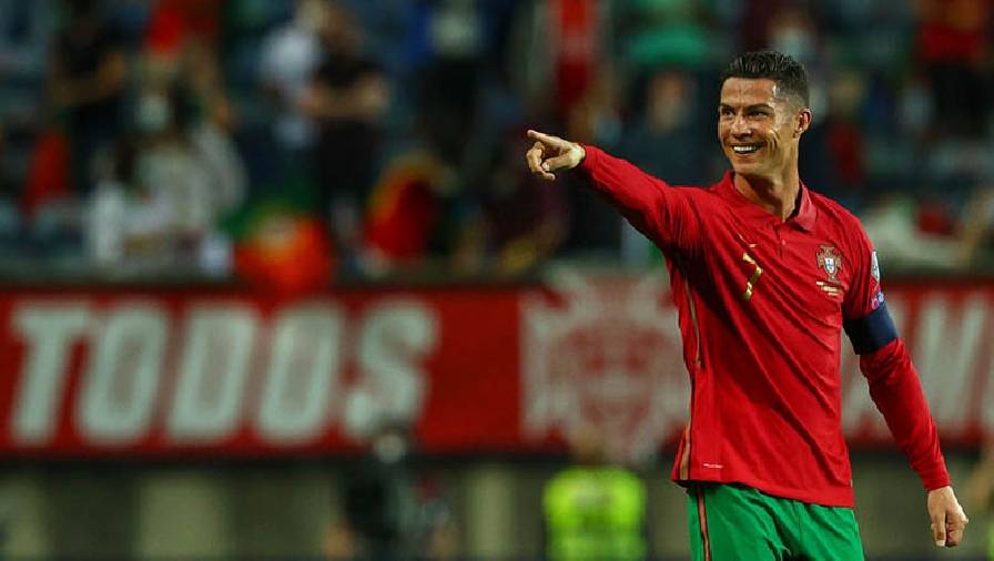 Ronaldo lập cú đúp, phá kỷ lục ghi bàn của huyền thoại Iran
