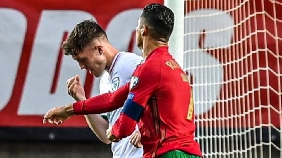 Ronaldo thoát thẻ đỏ dù thẳng tay tát đối thủ trên sân