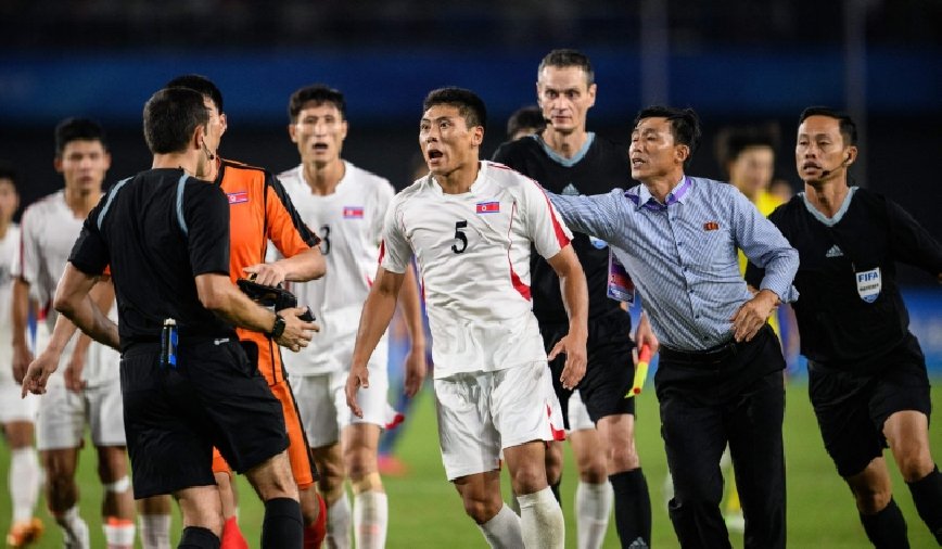 Cầu thủ Triều Tiên hỏi tội trọng tài vì bàn thua gây tranh cãi tại ASIAD 19