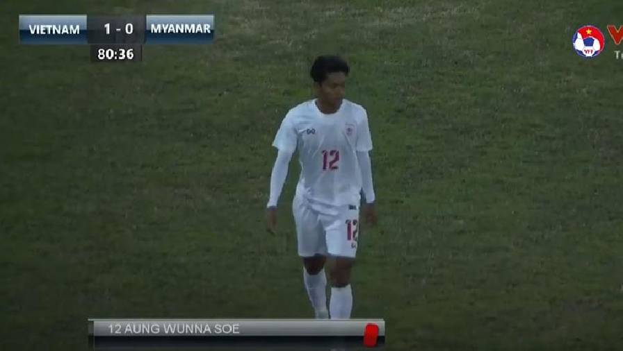 Cầu thủ U23 Myanmar nhận thẻ đỏ vì đánh nguội Lý Công Hoàng Anh