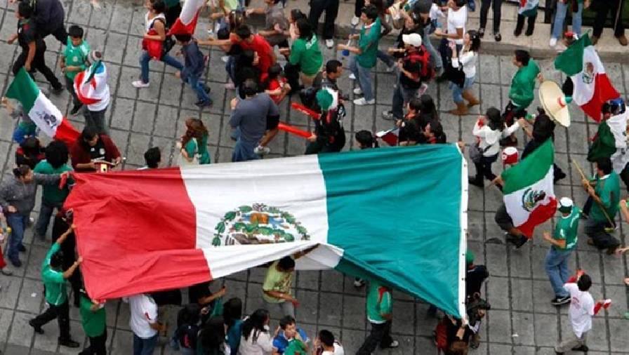 FIFA cấm Mexico 2 trận không khán giả vì… bài hát 10 năm trước