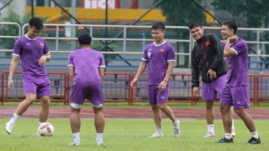 ĐT Việt Nam đội mưa tập buổi đầu tiên trên đất Singapore chuẩn bị cho AFF Cup 2021