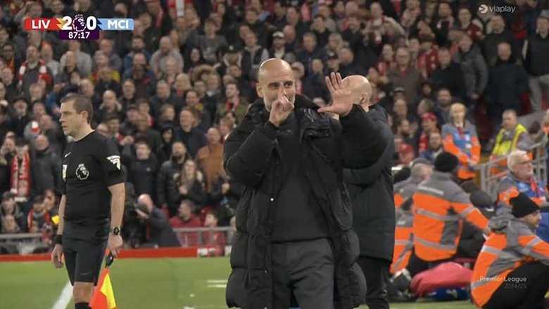 Pep Guardiola giơ tay đếm cúp, chọc tức fan Liverpool dù Man City thua 0-2