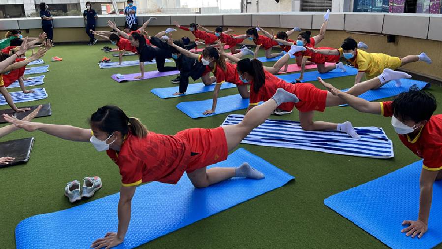ĐT nữ Việt Nam tập yoga hồi sức sau trận thắng Thái Lan