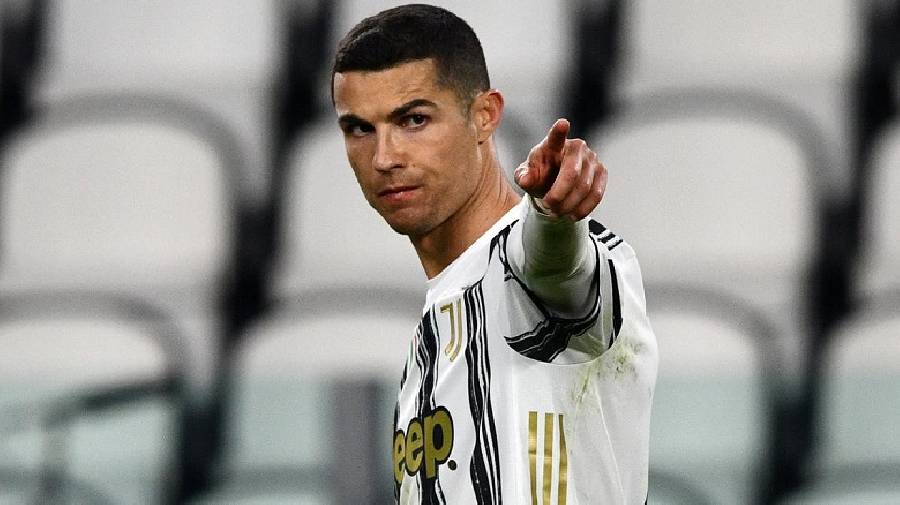 Vừa lập kỷ lục mới, Ronaldo đã bị chế nhạo vì 'sân si'
