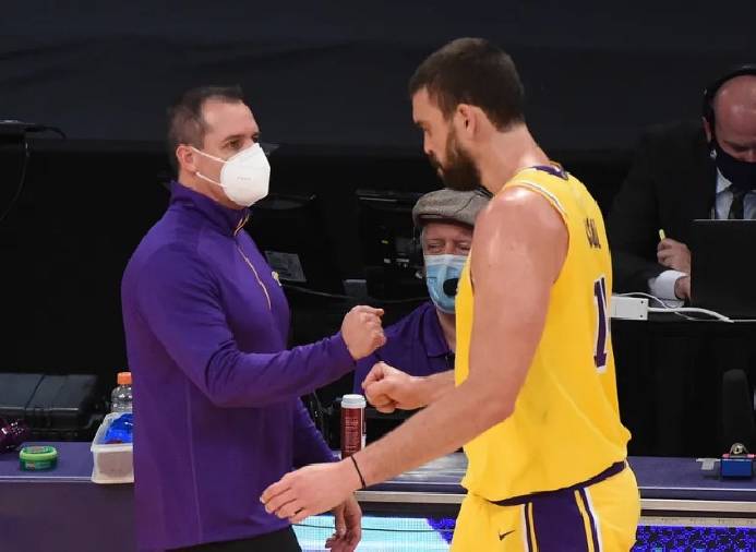 Marc Gasol khó chịu ra mặt khi phải ngồi dự bị tại Lakers