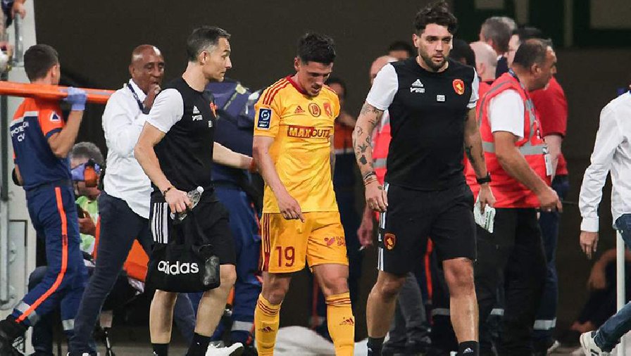 Cầu thủ bị CĐV đánh chấn động não ngay trên sân, trận đấu Ligue 2 bị hủy bỏ