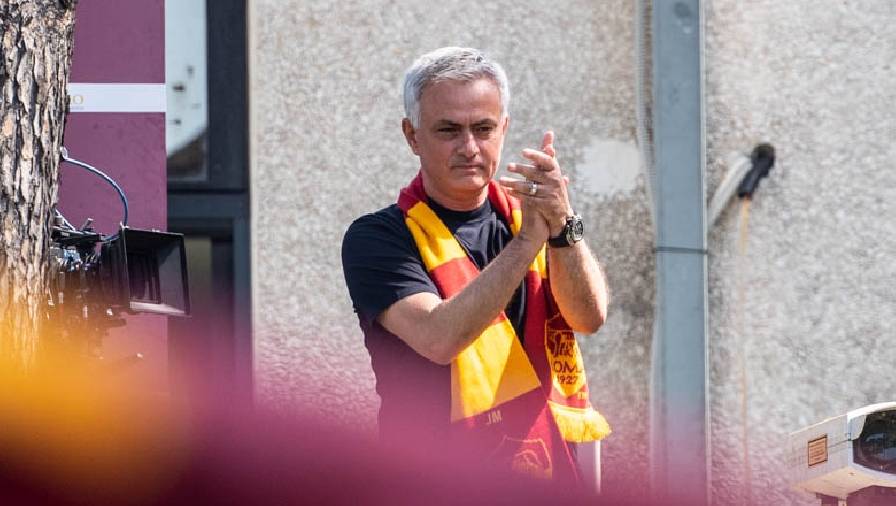 Chủ tịch Roma đích thân lái máy bay đón Mourinho về dinh