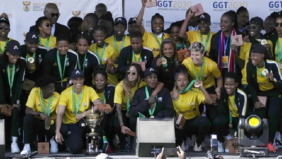 Cả đội Nam Phi đình công trước World Cup nữ 2023, HLV phải dùng cầu thủ… 13 tuổi